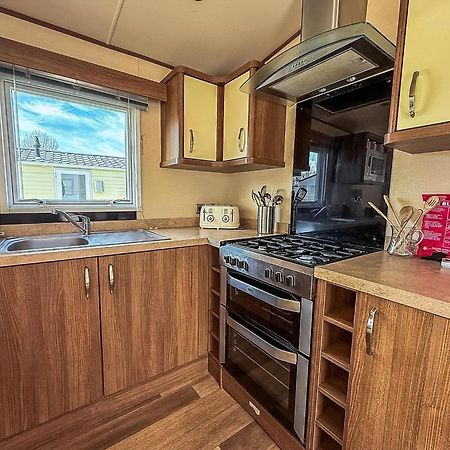 Gorgeous 6 Berth Caravan With Decking And Wi-Fi At Broadland Sands Ref 20377Bs Hopton on Sea Ngoại thất bức ảnh