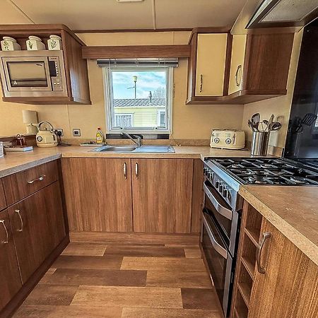 Gorgeous 6 Berth Caravan With Decking And Wi-Fi At Broadland Sands Ref 20377Bs Hopton on Sea Ngoại thất bức ảnh