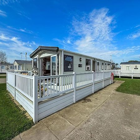 Gorgeous 6 Berth Caravan With Decking And Wi-Fi At Broadland Sands Ref 20377Bs Hopton on Sea Ngoại thất bức ảnh