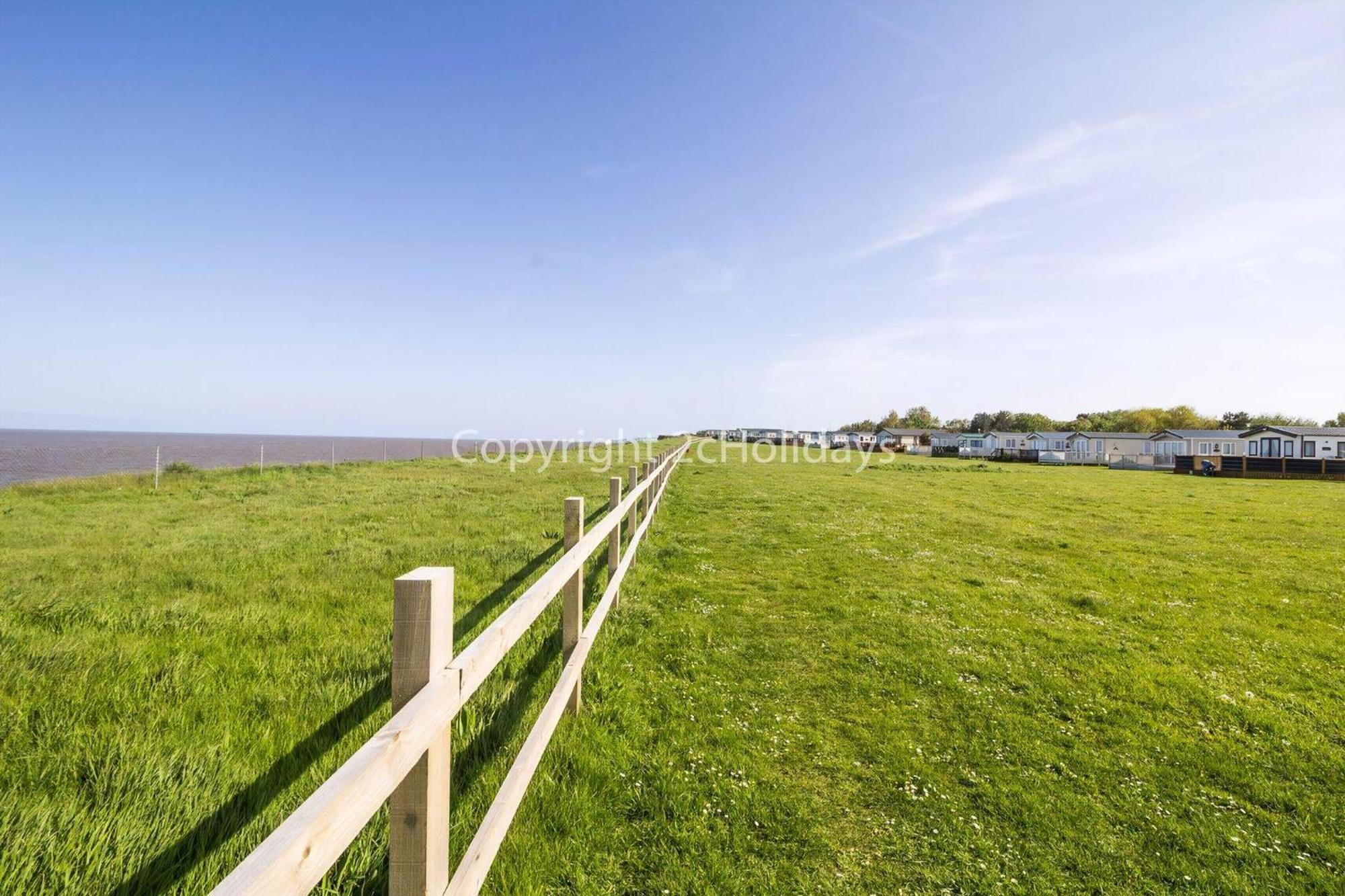 Gorgeous 6 Berth Caravan With Decking And Wi-Fi At Broadland Sands Ref 20377Bs Hopton on Sea Ngoại thất bức ảnh