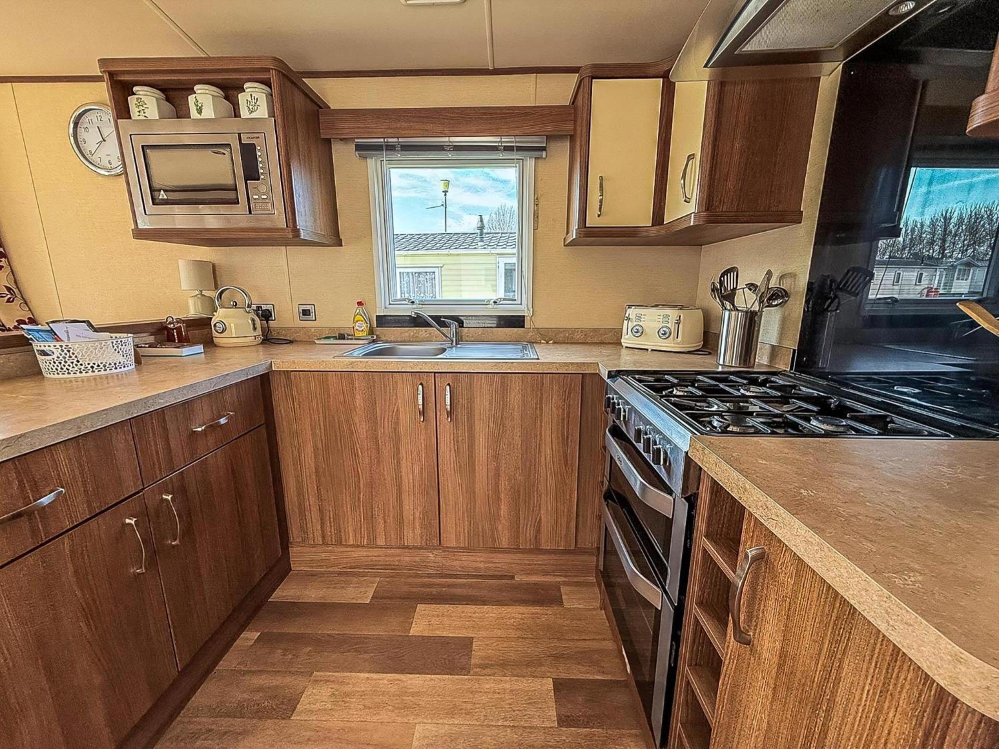Gorgeous 6 Berth Caravan With Decking And Wi-Fi At Broadland Sands Ref 20377Bs Hopton on Sea Ngoại thất bức ảnh