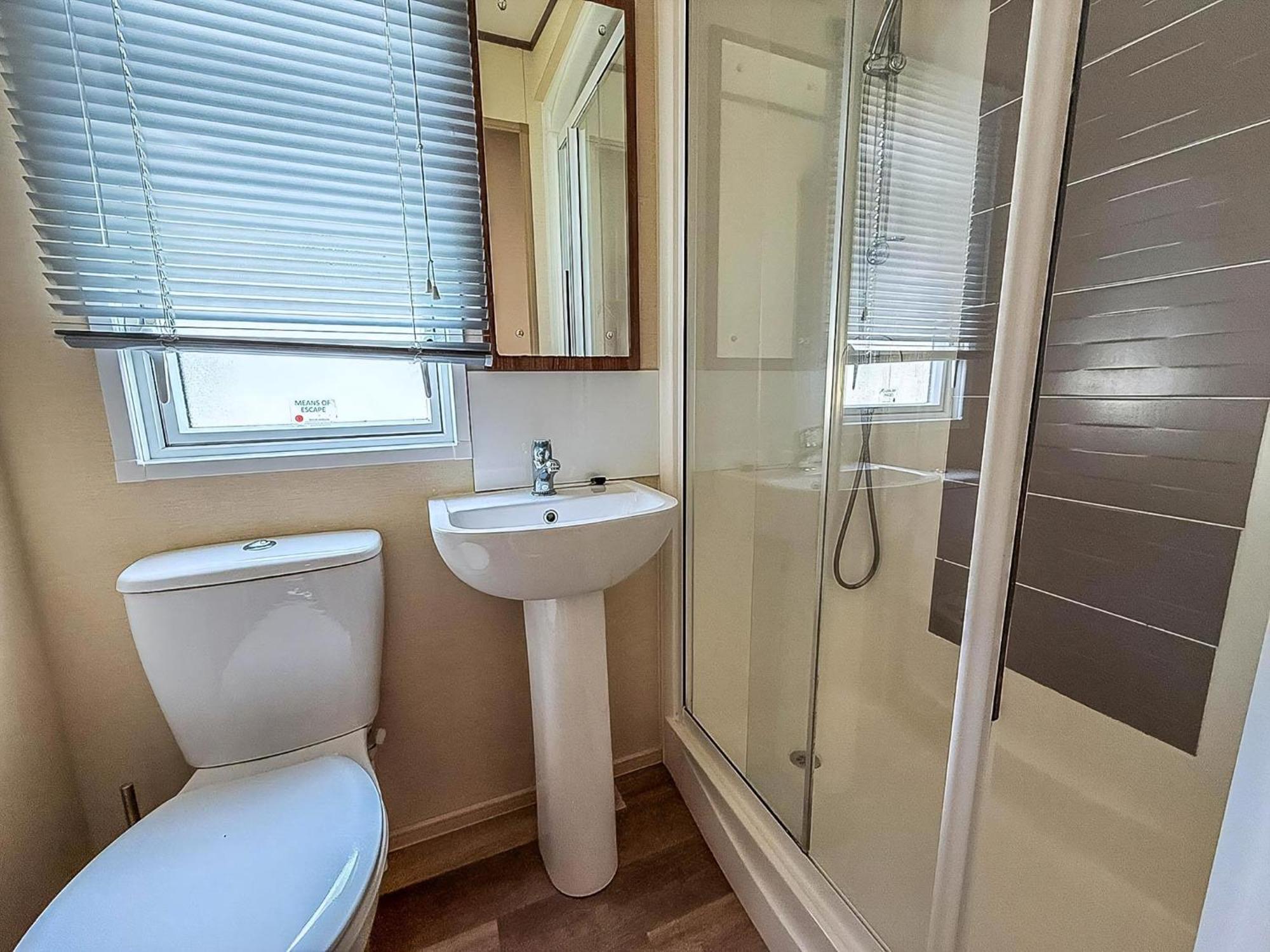 Gorgeous 6 Berth Caravan With Decking And Wi-Fi At Broadland Sands Ref 20377Bs Hopton on Sea Ngoại thất bức ảnh