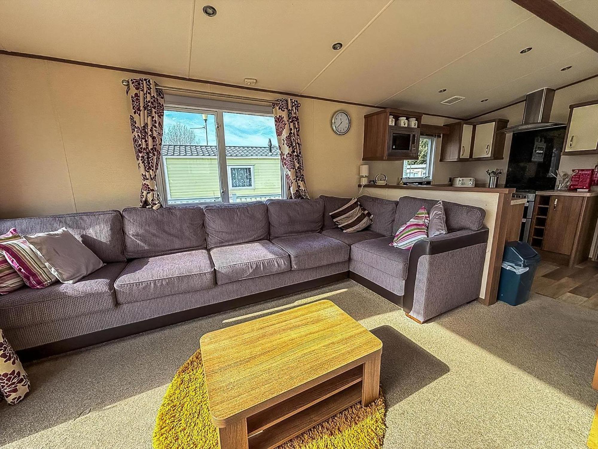 Gorgeous 6 Berth Caravan With Decking And Wi-Fi At Broadland Sands Ref 20377Bs Hopton on Sea Ngoại thất bức ảnh