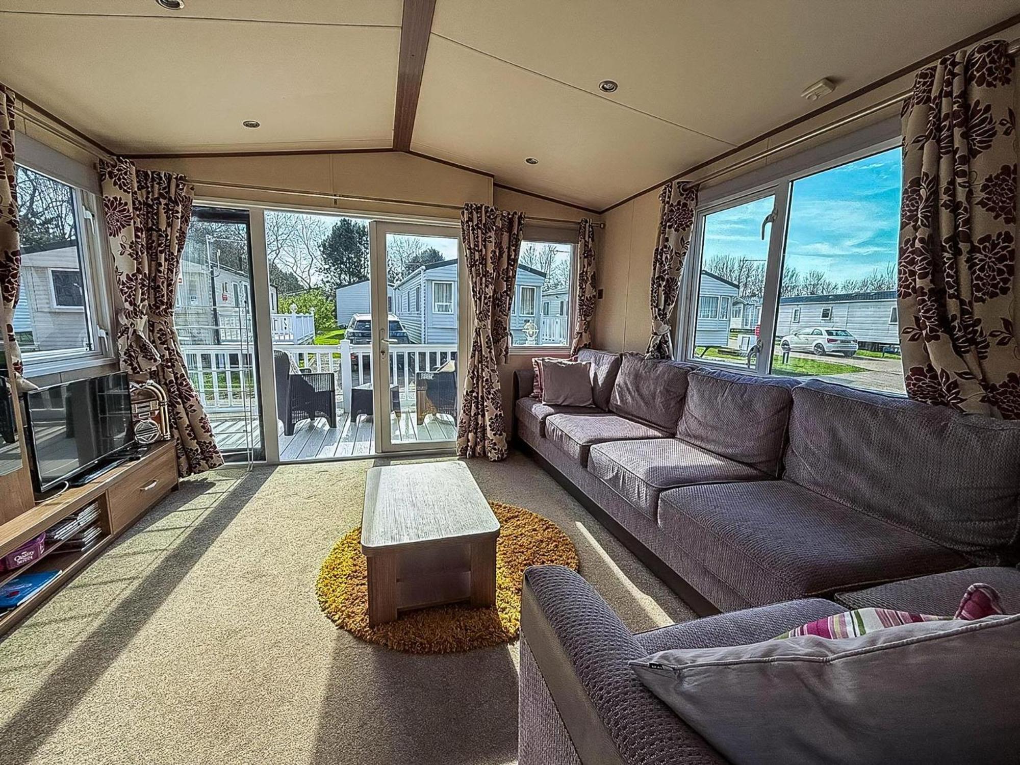 Gorgeous 6 Berth Caravan With Decking And Wi-Fi At Broadland Sands Ref 20377Bs Hopton on Sea Ngoại thất bức ảnh