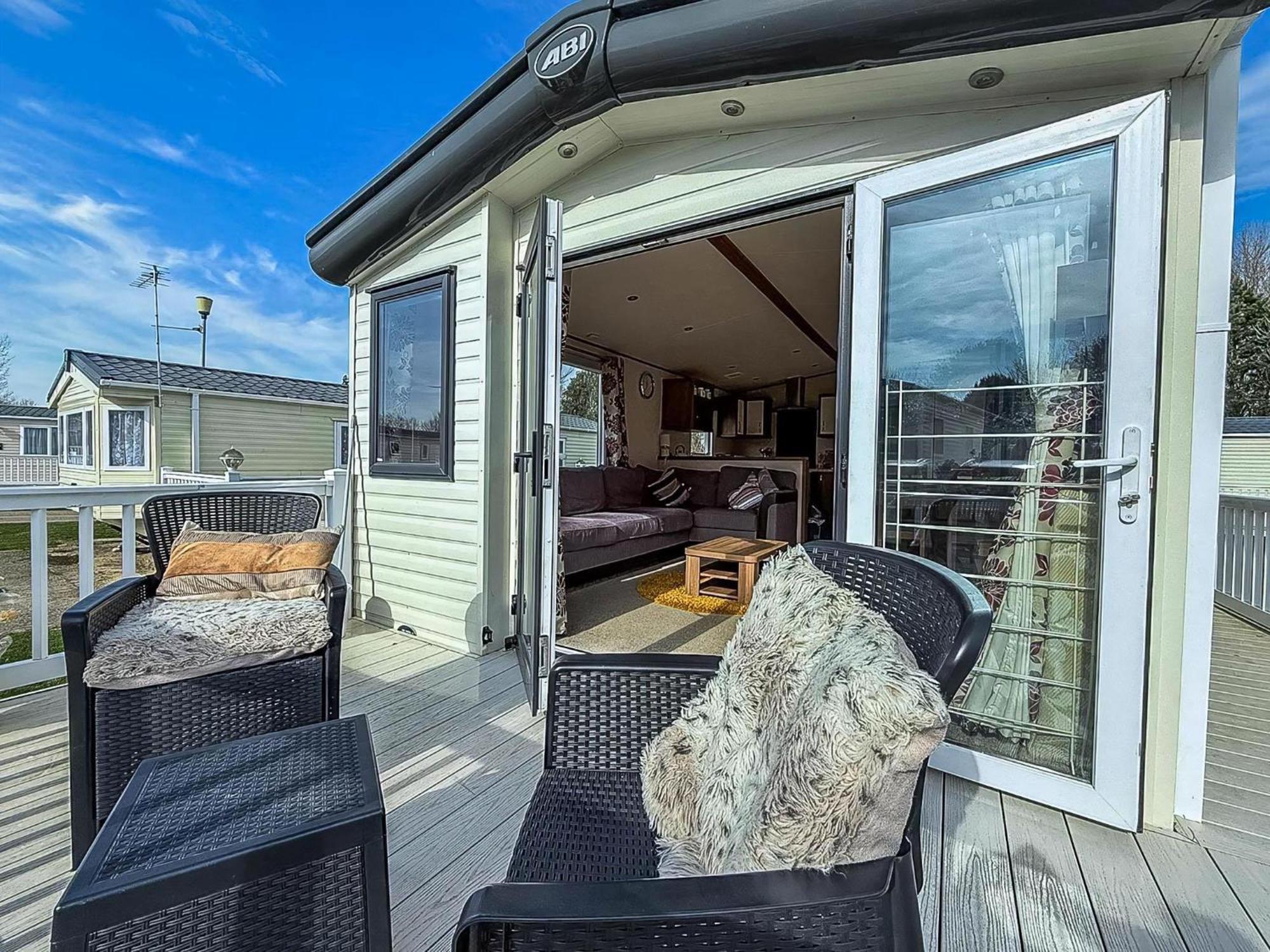 Gorgeous 6 Berth Caravan With Decking And Wi-Fi At Broadland Sands Ref 20377Bs Hopton on Sea Ngoại thất bức ảnh